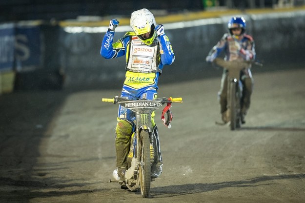 Bydgoszcz, 26 kwietnia 2014. Krzysztof Kasprzak (w białym kasku) w finałowym biegu podczas Grand Prix Europy na żużlu /Tytus Żmijewski /PAP