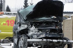 Bydgoszcz: Samochód wbił się w supermarket, zginął pieszy