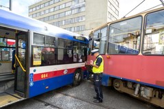 Bydgoszcz: Zderzenie autobusu z tramwajem