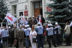 Bydgoszcz: Związkowcy i rolnicy protestują przed urzędem wojewódzkim