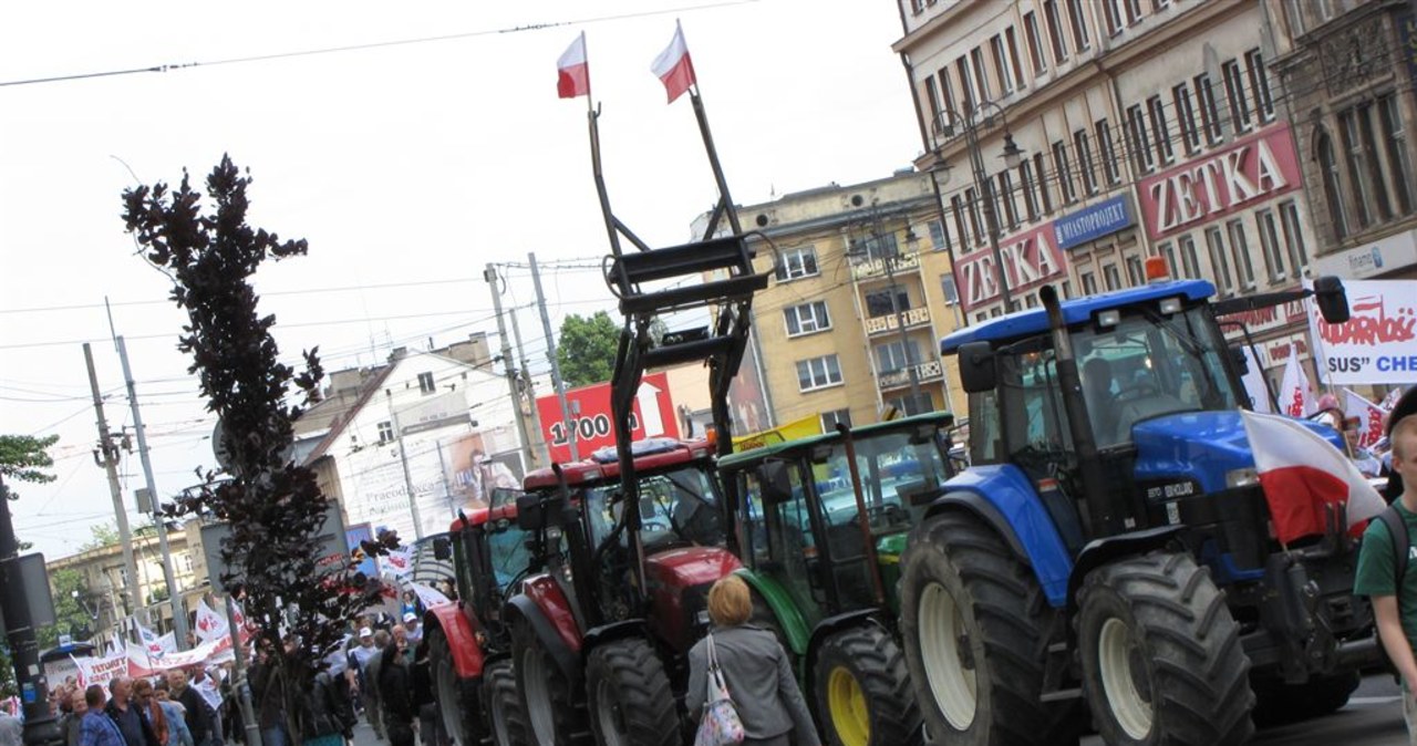 Bydgoszcz: Związkowcy i rolnicy protestują przed urzędem wojewódzkim