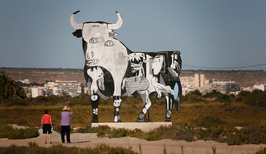 Byk Osborne’a z fragmentem sławnego obrazu "Guernica" (miasta zbombardowanego w 1937 r. w czasie hiszpańskiej wojny domowej) autorstwa P. Picassa /MANUEL LORENZO /PAP/EPA