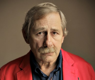 "Był człowiekiem. A przy okazji - artystą. To bardzo ważne połączenie. Był człowiekiem wrażliwym, dowcipnym, bystrym, spostrzegawczym. To oznacza, że był wspaniałym artystą. Cóż w takiej chwili można powiedzieć - brakuje go już teraz, a ta strata będzie tylko dotkliwsza" - wspominał Strzeleckiego Wojciech Malajkat.

"Andrzej Strzelecki zawsze grał siebie, choć w różnych okolicznościach. To jest bardzo trudne. Starczało mu osobowości na wszystkie role. Można grać siebie w wielu odsłonach tak samo, a on był sobą za każdym razem inaczej. Był wspaniałym aktorem. Ale też reżyserem, autorem scenariuszy, alfą i omegą, można powiedzieć, człowiekiem, który zajmował się niemal wszystkim i robił to świetnie" - dodał Malajkat.