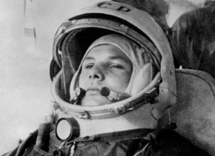 Był pierwszym człowiekiem w kosmosie, za co wielbiły go tłumy - nie tylko w demoludach /AFP