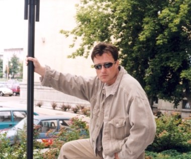 Był pierwszym z prowadzących popularny w latach 90. program "Randka w ciemno", później zastąpił go Tomasz Kammel.

 