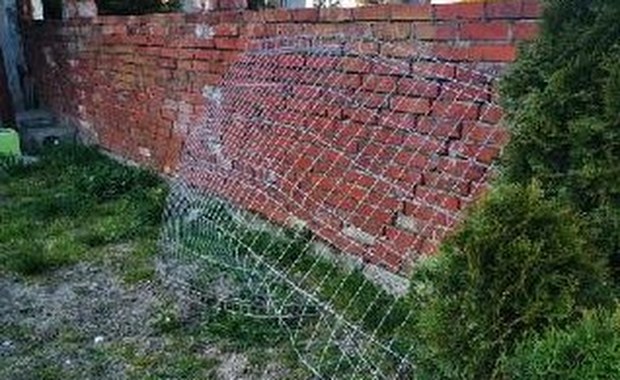 Był pijany i bez uprawnień. Podróż przerwał mu... metalowy płot