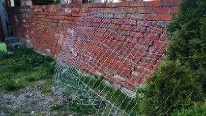 Był pijany i bez uprawnień. Podróż przerwał mu... metalowy płot