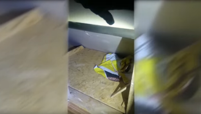 Był poszukiwany listami gończymi, przed policja ukrywał się w… ścianie [ZOBACZ FILM] 