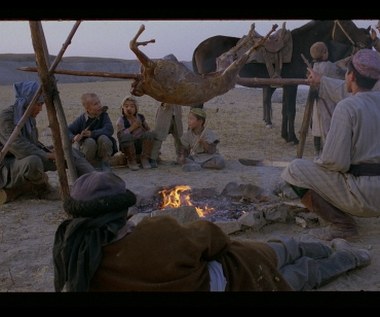 - Był to żart, który jednak dał początek wszystkiemu. Zależało mi, żeby stworzyć adaptację zarazem bliską książce Oli i dobrze przystosowaną do wymogów narracji filmowej. Przystępując do pracy nad scenariuszem przyjęłam założenie dramaturgiczne obejmujące całość opowiadania: będzie to historia jednego wielkiego oczekiwania, które w końcu się spełnia, a po drodze dzieją się rzeczy, które kolejno przybliżają i oddalają ostateczny cel. I myślę, że to się sprawdziło na ekranie.