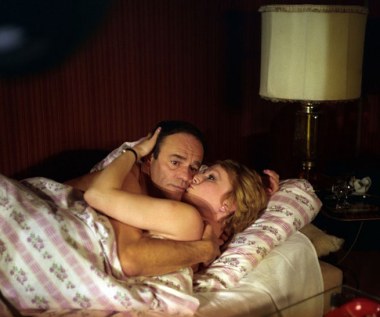 "Był wielkim romansowiczem i całe życie miał z kobietami rozmaite kłopoty. Kobiety zakochiwały się w nim, ale żyć z nim nie potrafiły" - mówił o aktorze Kazimierz Kutz. 

Na zdjęciu Roman Wilhelmi z Małgorzatą Niemirską w filmie "Okolice spokojnego morza" (1981).