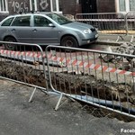Był "zabetonowany" w Łodzi, jest "otoczony" w Katowicach. Kolejny zablokowany samochód