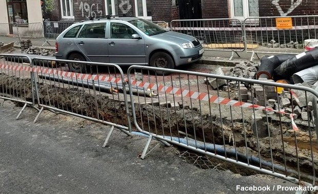 Był "zabetonowany" w Łodzi, jest "otoczony" w Katowicach. Kolejny zablokowany samochód