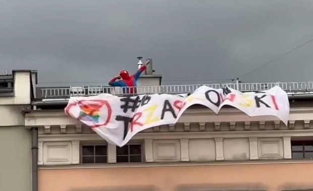 Był Zorro, jest Spider-Man. Kolejne nagranie z wyborami w tle robi furorę w sieci