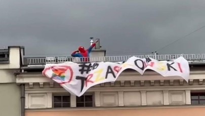 Był Zorro, jest Spider-Man. Kolejne nagranie z wyborami w tle robi furorę w sieci