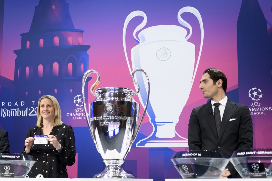Była brytyjska piłkarka Kelly Smith i turecki zawodnik Hamit Altintop podczas losowania par 1/8 finału UEFA Champions League 2019/20 /LAURENT GILLIERON /PAP/EPA