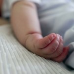 Była cała sina i nie oddychała. Policjanci ratowali 6-tygodniową dziewczynkę