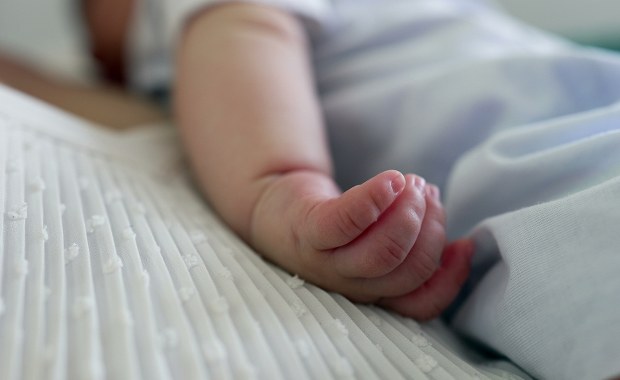 Była cała sina i nie oddychała. Policjanci ratowali 6-tygodniową dziewczynkę