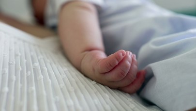 Była cała sina i nie oddychała. Policjanci ratowali 6-tygodniową dziewczynkę