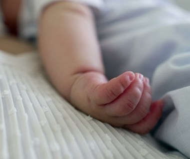 Była cała sina i nie oddychała. Policjanci ratowali 6-tygodniową dziewczynkę