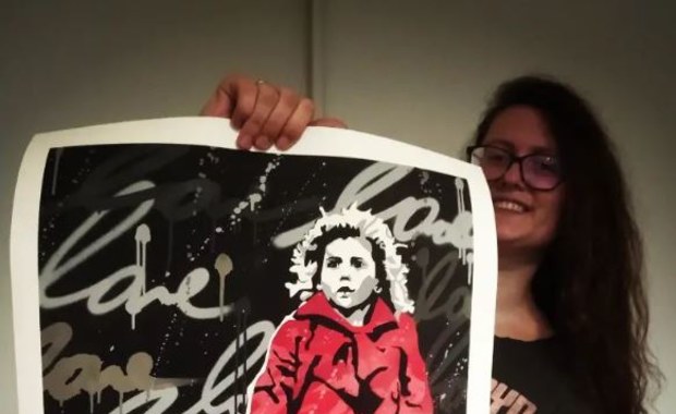 Była "dziewczynką w czerwonym płaszczyku", dziś pomaga ofiarom wojny