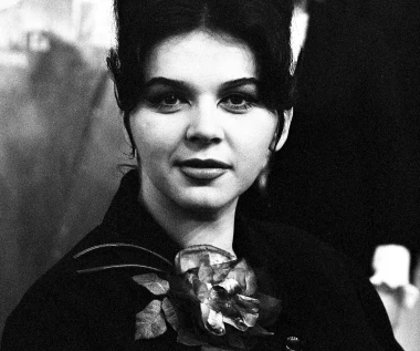 Była gwiazdą Polski Ludowej lat 60. i popadła w konflikt z Violettą Villas. Później zniknęła na dobre