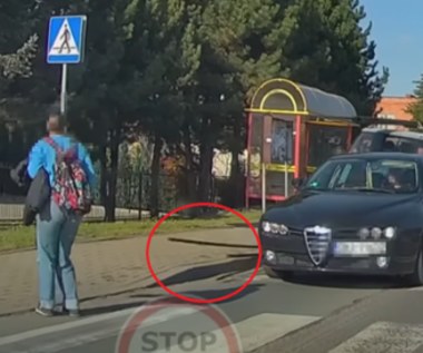 Była na pasach, kiedy z busa wystrzeliły w jej kierunku metalowe pręty