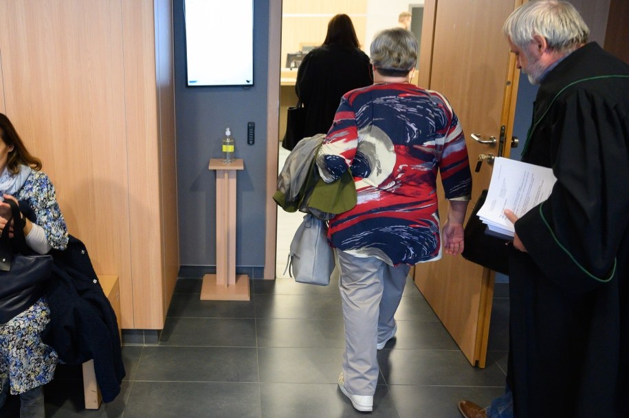 Była położna Lucyna P. oraz jej adwokat Stanisław Rurek (P) w Sądzie Okręgowym w Poznaniu /	Jakub Kaczmarczyk   /PAP