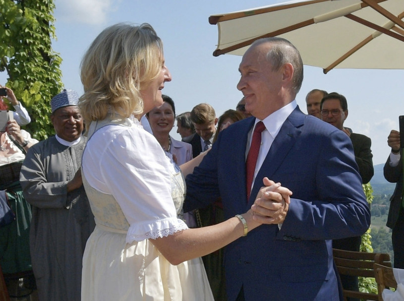 Była szefowa MSZ Austrii Karin Kneissl tańczy walca z Władimirem Putinem na swoim weselu w 2018 r. /Pool Sputnik Kremlin/Associated Press /East News
