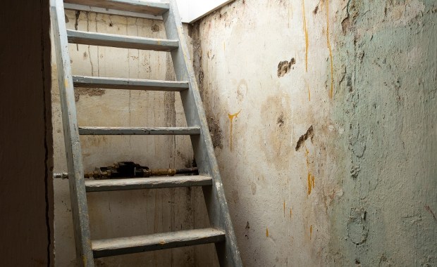 Była torturowana i gwałcona. Po 3 miesiącach uciekła z łańcuchem na szyi