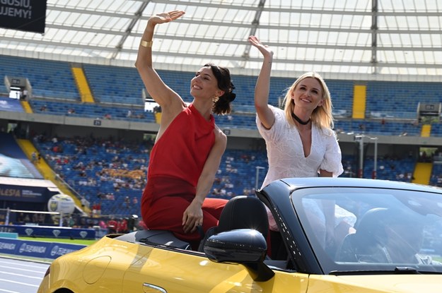 Byłe sprinterki Anna Kiełbasińska (L) i Małgorzata Hołub-Kowalik (P) podczas ceremonii otwarcia lekkoatletycznego mityngu Diamentowej Ligi - Memoriału Kamili Skolimowskiej, 25 bm. w Chorzowie. /Adam Warżawa /PAP