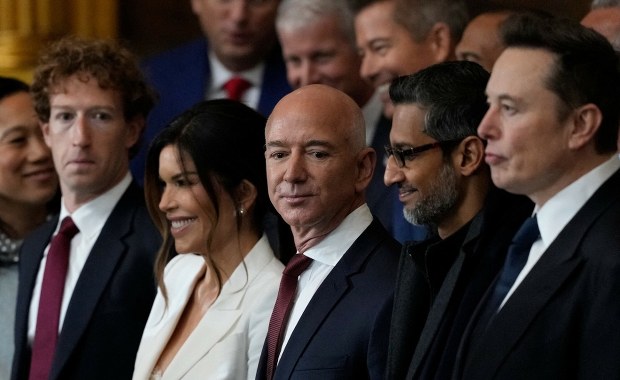 Byli na zaprzysiężeniu Trumpa. Stracili miliardy