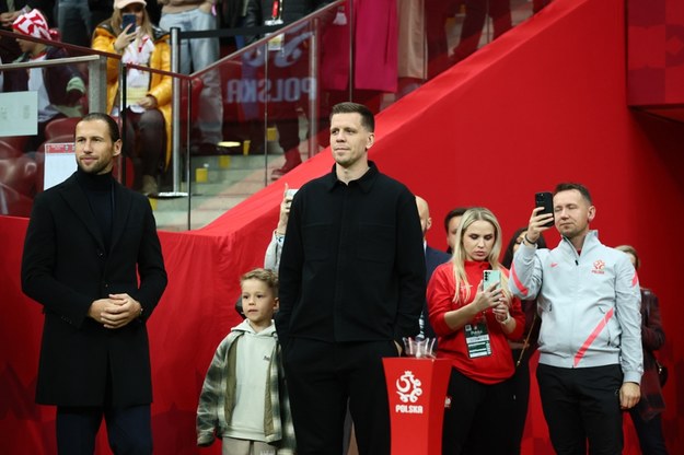 Byli piłkarze reprezentacji Polski Wojciech Szczęsny (C) i Grzegorz Krychowiak (L) podczas oficjalnego pożegnania się z kadrą /	Leszek Szymański   /PAP