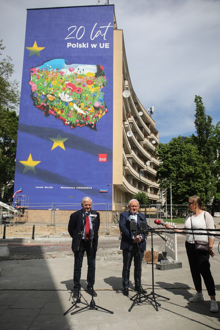 Byli premierzy Włodzimierz Cimoszewicz (L) i Leszek Miller (C) na uroczystym odsłonięciu muralu z okazji 20-lecia wejścia Polski do Unii Europejskiej /Albert Zawada /PAP