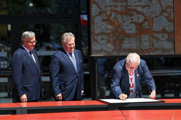 Byli prezydenci Lech Wałęsa, Bronisław Komorowski i Aleksander Kwaśniewski podpisali "Gdańską deklarację wolności i solidarności" / 	Adam Warżawa    /PAP