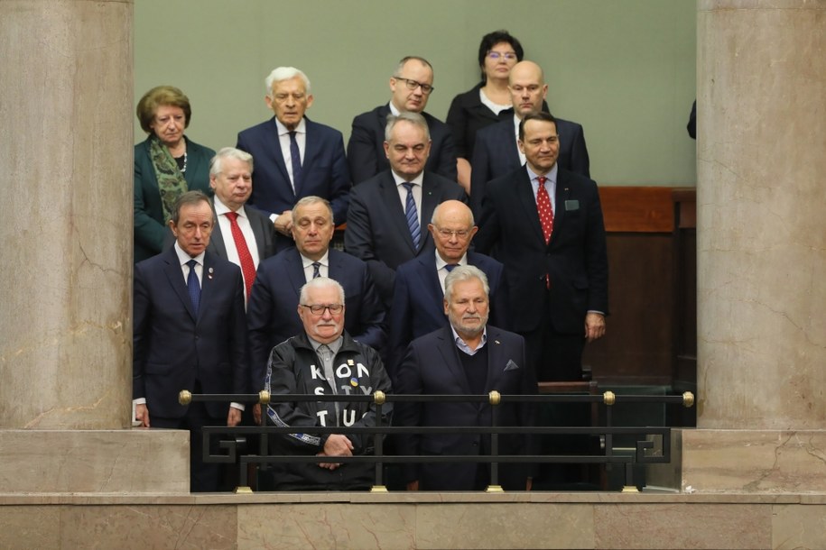 Byli prezydenci RP Lech Wałęsa i Aleksander Kwaśniewski, za nimi senatorowie KO: Tomasz Grodzki, Bogdan Borusewicz, Grzegorz Schetyna i Marek Borowski, senator TD, były premier Waldemar Pawlak  oraz europoseł Radosław Sikorski, w ostatnim rzędzie: byli premierzy Hanna Suchocka i Jerzy Buzek oraz senator KO Adam Bodnar