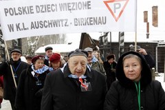 Byli więźniowie Auschwitz pod Ścianą Straceń