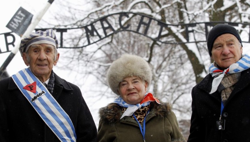 Byli więźniowie Auschwitz pod Ścianą Straceń
