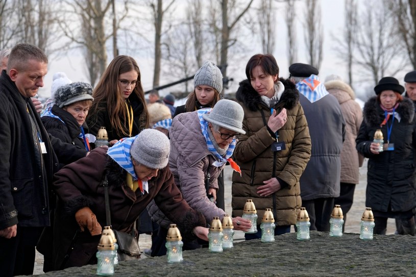 Byli więźniowie, ich rodziny i zaproszeni goście podczas uroczystości przy Pomniku Ofiar w byłym obozie Auschwitz II-Birkenau, podczas obchodów 74. rocznicy wyzwolenia niemieckiego, nazistowskiego obozu zagłady KL Auschwitz-Birkenau / 	Andrzej Grygiel    /PAP