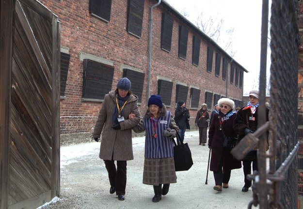 Byli więźniowie na terenie uroczystości w byłym obozie Auschwitz I /Andrzej Grygiel /PAP