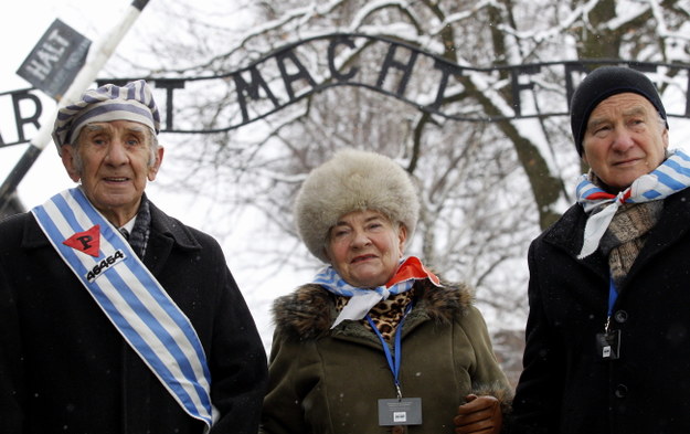 Byli więźniowie niemieckich obozów, wśród nich Mirosław Celka (L), podczas uroczystości 70. rocznicy wyzwolenia KL Auschwitz, 27 bm. w Oświęcimiu. /PAP/Andrzej Grygiel    /PAP