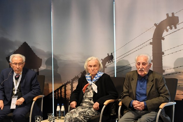 Byli więźniowie obozu Auschwitz-Birkenau: Benjamin Lesser (L), Alina Dąbrowska (C), Leon Weintraub (P) podczas spotkania w Oświęcimiu /	Jacek Bednarczyk   /PAP