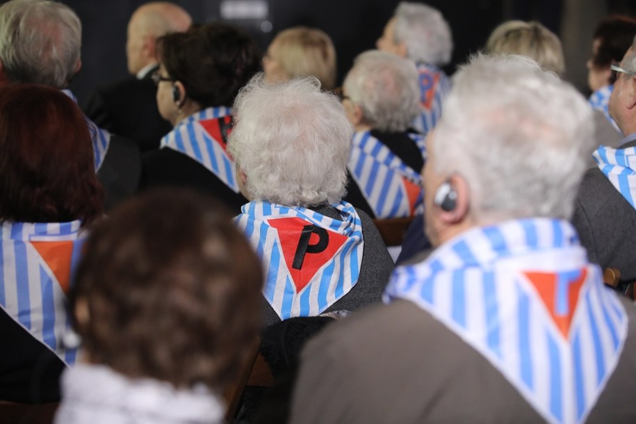 Byli więźniowie podczas głównych uroczystości w budynku "Sauny" na terenie byłego obozu Auschwitz II-Birkenau /Stanisław Rozpędzik /PAP