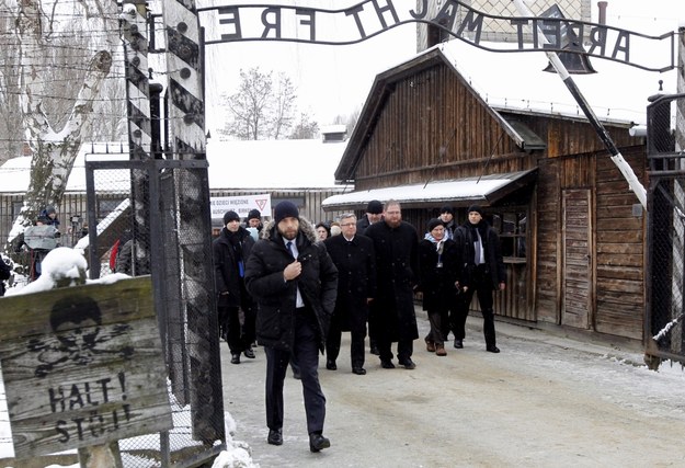 Byli więźniowie razem z prezydentem Bronisławem Komorowskim i dyrektorem Muzeum Auschwitz Piotrem Cywińskim /Andrzej Grygiel /PAP