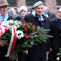 Byli więźniowie składają kwiaty i znicze