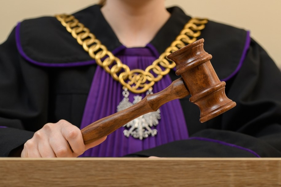 Były burmistrz Murowanej Gośliny został prawomocnie skazany za seksualne wykorzystywanie pasierbicy i znęcanie się nad nią i byłą żoną. /Shutterstock