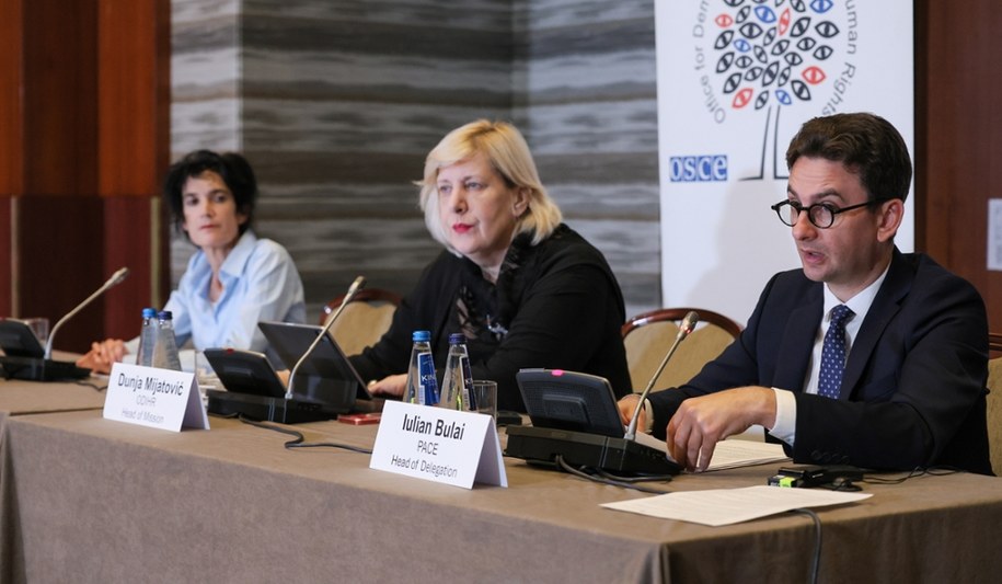 Były Członek Izby Deputowanych Rumunii Iulian Bulai (P), komisarz Praw Człowieka Rady Europy Dunja Mijatović (C) i rzeczniczka Biura Instytucji Demokratycznych i Praw Człowieka przy OBWE Katya Andrusz (L) podczas konferencji prasowej Międzynarodowej Misji Obserwacyjnej Wyborów Prezydenckich w Polsce