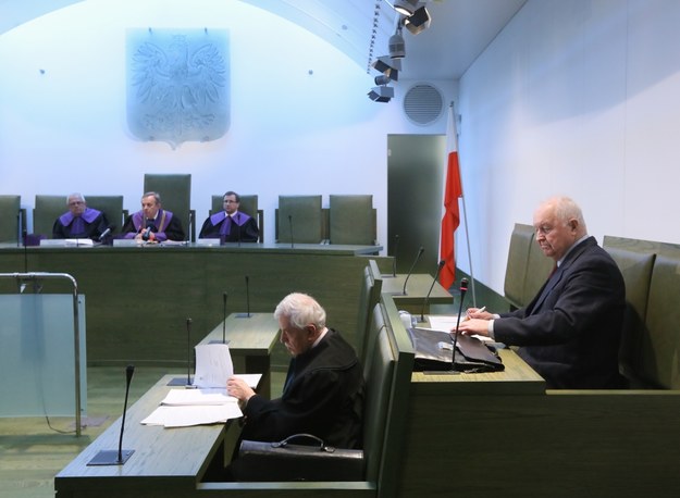 Były I sekretarz KC PZPR Stanisław Kania (po prawej) z obrońcą Andrzejem Peterką podczas rozprawy w Sądzie Najwyższym /Paweł Supernak /PAP