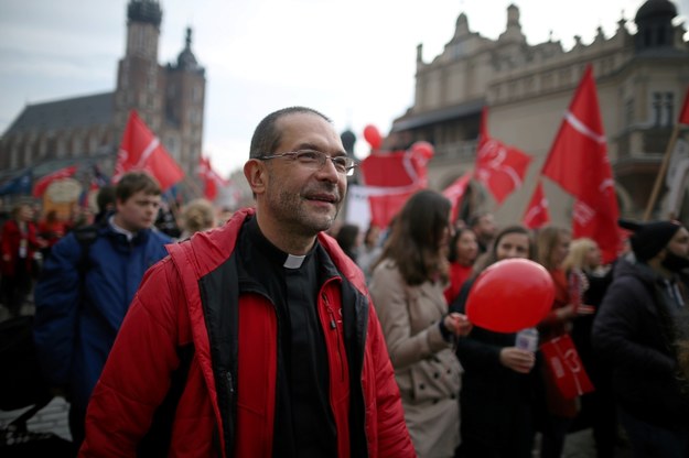 Były już prezes Stowarzyszenia Wiosna ks. Jacek Stryczek podczas Marszu Szlachetnej Paczki w Krakowie, listopad 2016 /Stanisław Rozpędzik /PAP