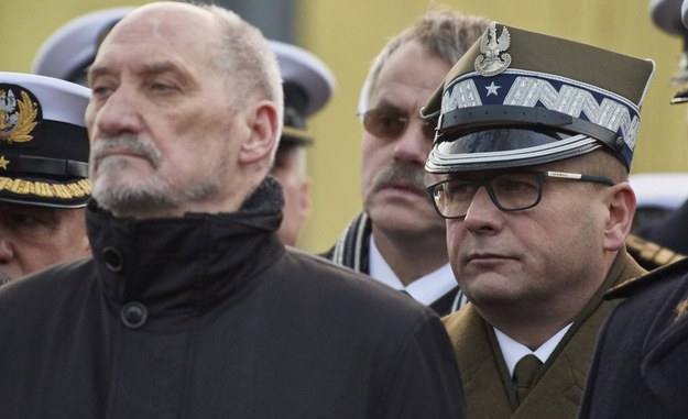 Były już szef MON Antoni Macierewicz i dyrektor Departamentu Zwierzchnictwa nad Siłami Zbrojnymi BBN gen. bryg. Jarosław Kraszewski na zdjęciu z 15 grudnia 2017 roku / 	Adam Warżawa    /PAP