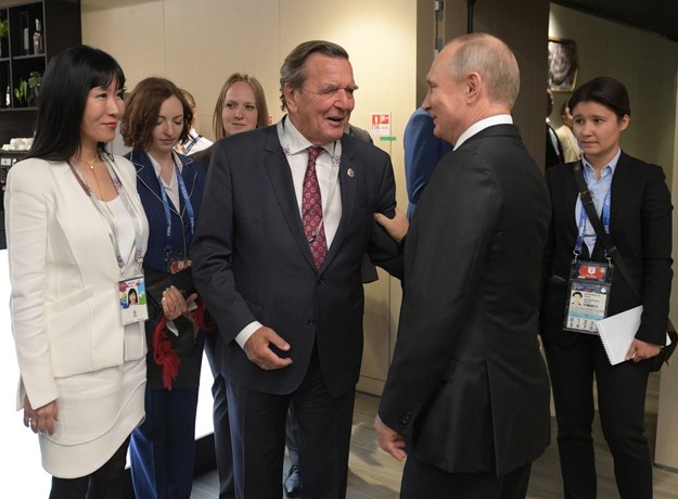 Były kanclerz Niemiec Gerhard Schroeder i prezydent Rosji Władimir Putin na zdjęciu z czerwca 2018 roku /ALEXEI DRUZHININ / SPUTNIK / KREMLIN POOL / POOL /PAP/EPA